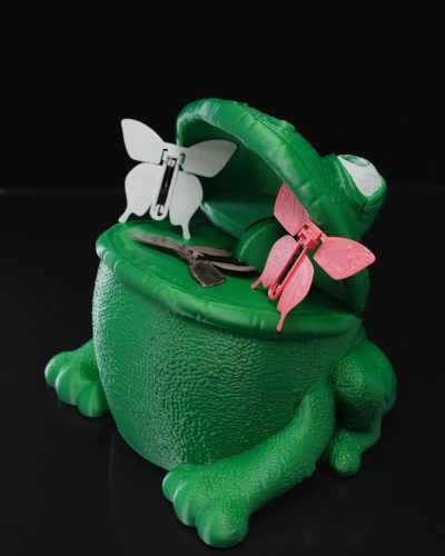 Béka dísz pillangókkal